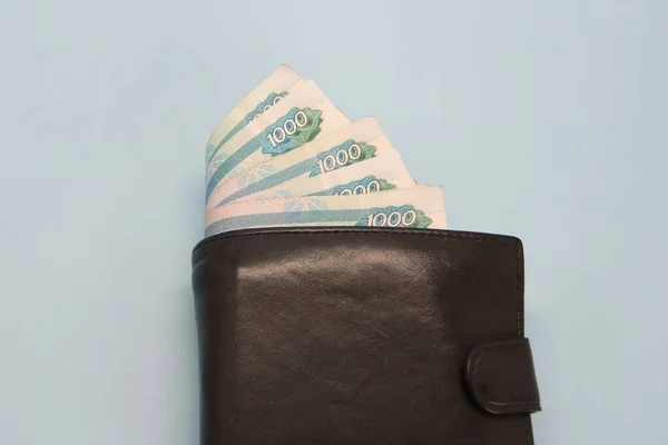 Carteira marrom de couro com dinheiro russo saindo dele em notas . — Fotografia de Stock