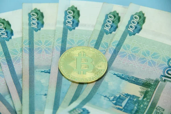 Ryska sedlar i tusen rubel utställda i ett fan. Bitcoin är på topp — Stockfoto