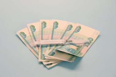 Bir vantilatörde 1000 ruble değerinde Rus para kâğıdı faturaları. Termometre en üstte..