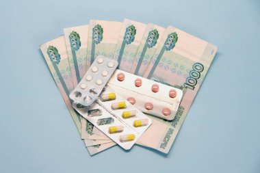 Bir vantilatörde 1000 ruble değerinde Rus para kâğıdı faturaları. Üstünde su toplamış haplar var.