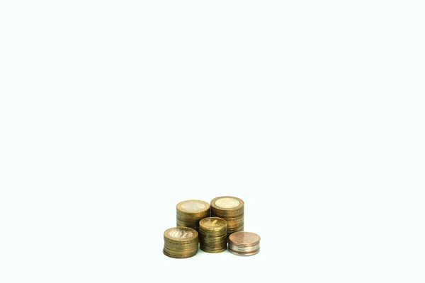 Pile di monete metalliche d'oro. Colonne di monete di diverse altezze. Il concetto di business, economia, finanza, investimenti e prezzi. Posto per testo e sfondo per la progettazione — Foto Stock