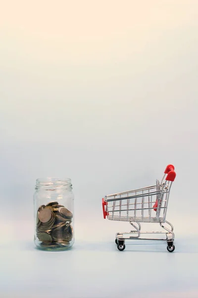 러시아 돈으로 쇼핑 카트와 유리 투명 한 항아리. 금속 주화와 기념품용 쇼핑 바구니 — 스톡 사진