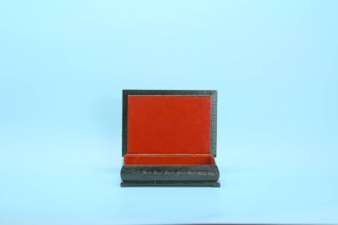 Altınla boyanmış boş, ahşap bir tabut açık duruyor. İçi kırmızı.