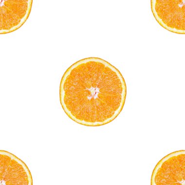 İzole edilmiş portakal dilimlerinin kusursuz deseni. Arkaplan, tasarım ve ambalaj için duvar kağıdı