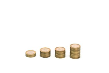 Altın metal para yığınları. Farklı yüksekliklerdeki bozuk para kolonları. İş, ekonomi, finans, yatırım ve fiyatlar kavramı. Metin ve tasarım için arkaplan