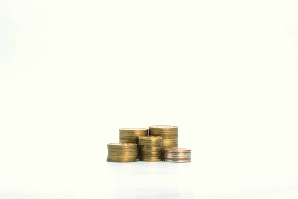 Hromady zlatých kovových mincí. Sloupce mincí různých výšek. Koncept podnikání, ekonomiky, financí, investic a cen. Místo pro text a pozadí pro design — Stock fotografie