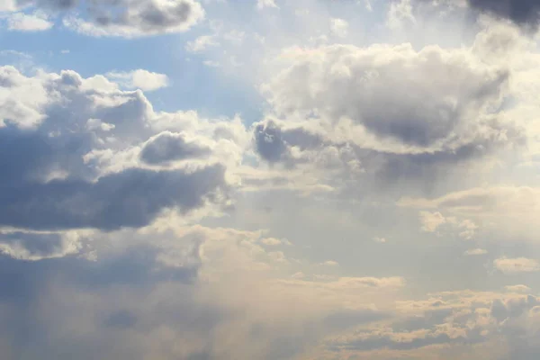 Nuvens no céu azul ao pôr-do-sol ou ao amanhecer iluminadas pelo sol. Lugar para texto e design — Fotografia de Stock