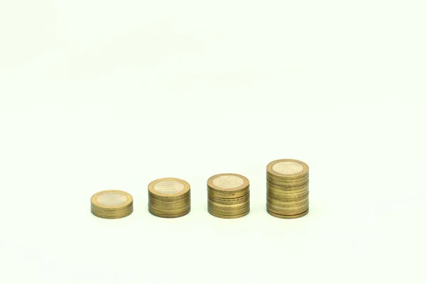Altın metal para yığınları. Farklı yüksekliklerdeki bozuk para kolonları. İş, ekonomi, finans, yatırım ve fiyatlar kavramı. Metin ve tasarım için arkaplan — Stok fotoğraf
