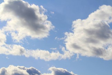 Gün batımında mavi gökyüzünde bulutlar ya da güneş tarafından aydınlatılan şafak vakti. Metin ve tasarım için yer