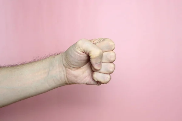 色白の肌の男性の手はジェスチャーを示しています,ライトピンクの背景に手 — ストック写真