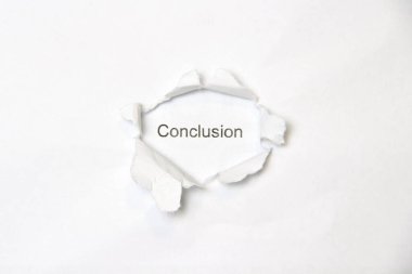 Kağıttaki yara deliğinden beyaz arka plan haberi.