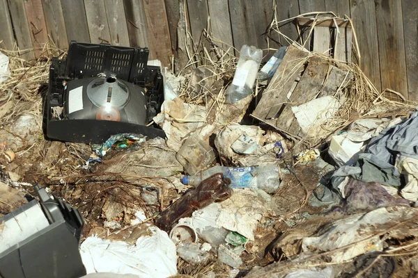 03-05-2020.Syktyvkar，俄罗斯。垃圾堆满了袋子、塑料、干草、纸板和瓶子 — 图库照片