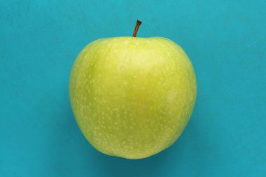 Mavi arka planda yeşil elma. Sulu, olgun, güzel meyve