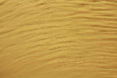 Sarı dalgalı çizgili arka plan. Dalgalar ve dalgalar suda. Metin ve tasarım için yer