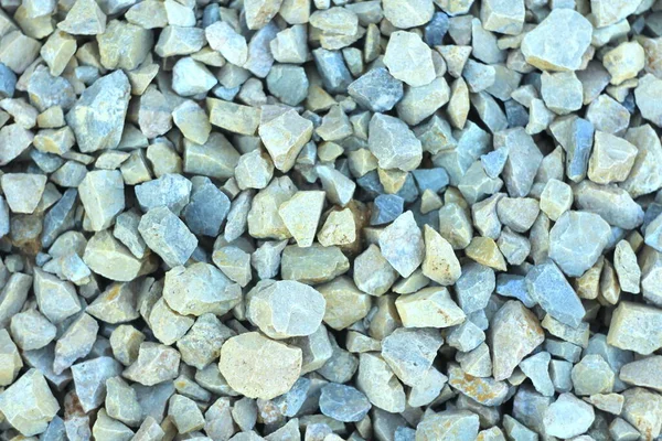 Fond de gravier bleu et gris. De petites pierres reposent sur le sol sur un chantier de construction. Modèle de galets sur la plage — Photo