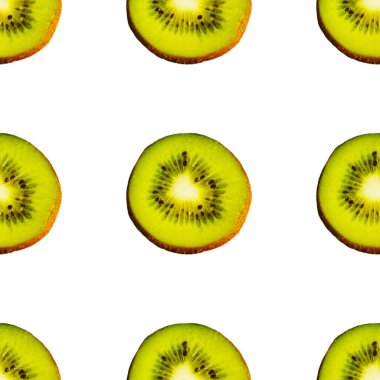 Beyaz arka planda izole edilmiş sulu yeşil kivi meyvelerinin kusursuz desenleri. Paket kağıdı, kumaş ve duvar kağıdı için tasarım