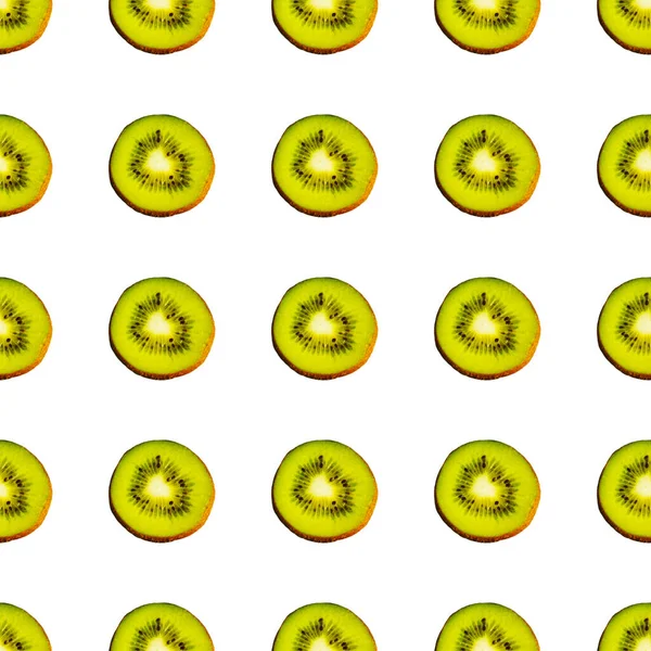 Naadloos eindeloos patroon van sappige groene plakjes kiwi 's geïsoleerd op witte achtergrond. Ontwerp voor het inpakken van papier, stof en behang — Stockfoto