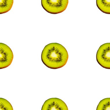 Beyaz arka planda izole edilmiş sulu yeşil kivi meyvelerinin kusursuz desenleri. Paket kağıdı, kumaş ve duvar kağıdı için tasarım