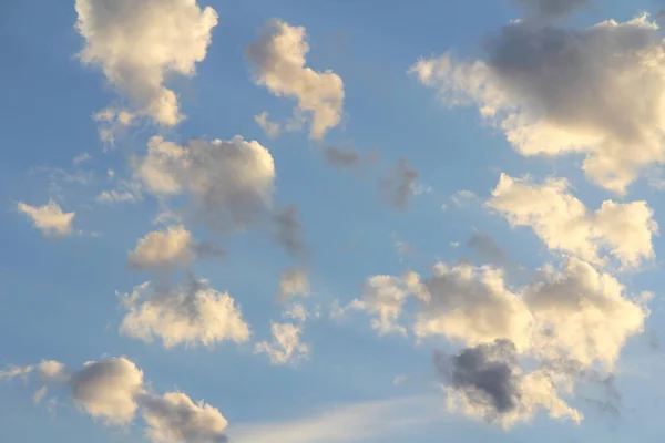 白と灰色の雲と曇りの青い空。テキストとデザインの背景 — ストック写真