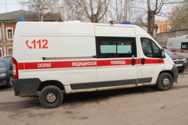 10-05-2020. Rusya, Syktyvkar. Rusya 'da bir caddede mavi ışıklı kırmızı çizgili beyaz bir ambulans.