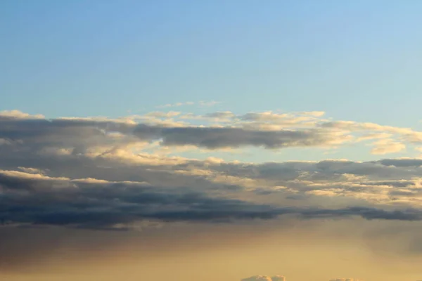 夏の青空を背景に白いふわふわの雲。天気と気候の概念 — ストック写真