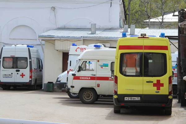 17-05-2020, Syktyvkar, Ryssland. Många ambulanser med en röd rand med blått blinkande ljus på en stadsgata i Ryssland — Stockfoto