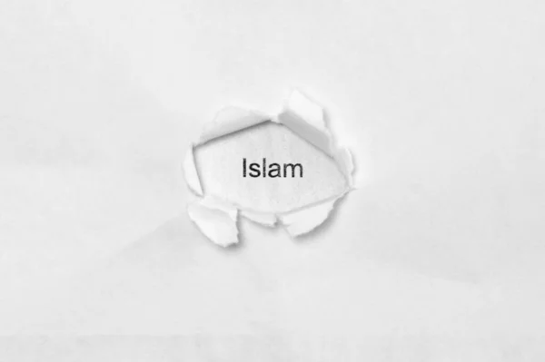 Słowo islam na białym odizolowanym tle przez otwór rany w papierze. — Zdjęcie stockowe