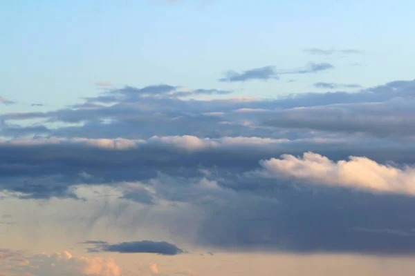 Nuvens fofas brancas em um fundo do céu azul no verão. O conceito de tempo e clima — Fotografia de Stock