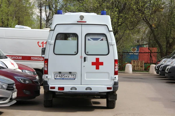 17-05-2020, Syktyvkar, Rusya. Rusya 'da bir şehir caddesinde kırmızı çizgili ve mavi ışıklı çok sayıda ambulans var.