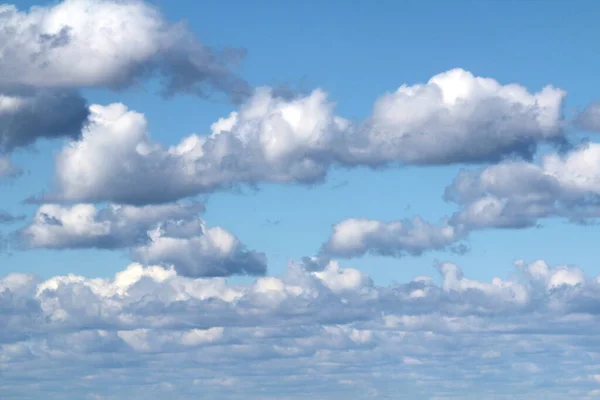 여름에 푸른 하늘 배경에 하얀 솜털 구름. 기후와 기후에 대한 개념 — 스톡 사진