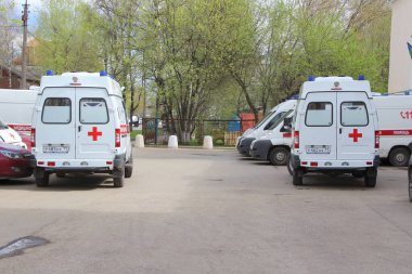 17-05-2020, Syktyvkar, Rusya. Rusya 'da bir şehir caddesinde kırmızı çizgili ve mavi ışıklı çok sayıda ambulans var.