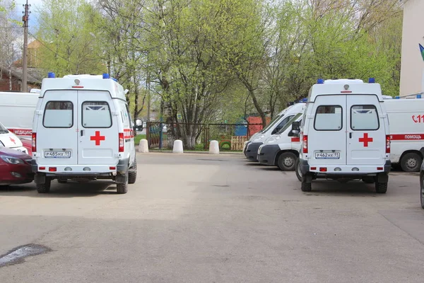 17-05-2020年, Syktyvkar,ロシア.ロシアの街の通りに青い光が点滅する赤いストライプの救急車の多く — ストック写真
