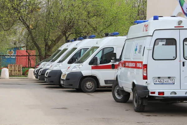17-05-2020, Syktyvkar, Rusya. Rusya 'da bir şehir caddesinde kırmızı çizgili ve mavi ışıklı çok sayıda ambulans var.