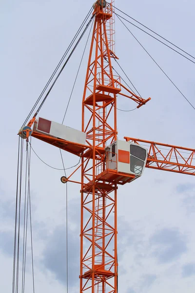 Modern tower crane working against the sky. — Stock Photo, Image