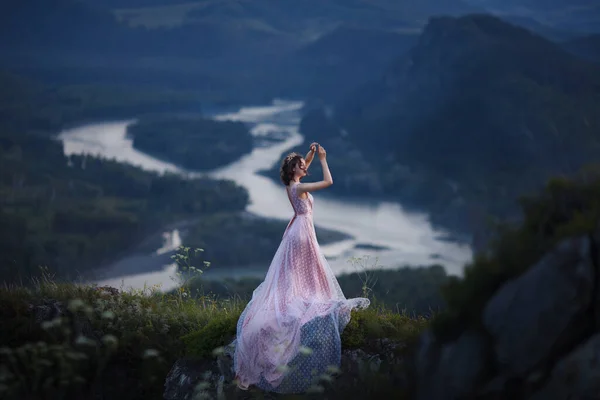 Ein Mädchen Einem Rosafarbenen Kleid Mit Langer Schleppe Tanzt Auf — Stockfoto