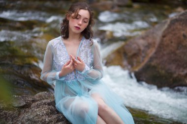Deniz Kızının Hikayesi. Nymph Nehri 'nin Hikayesi. Nehir kenarındaki mavi elbiseli kız. Altai 'de fotoğraf çekimi