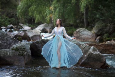 Deniz Kızının Hikayesi. Nymph Nehri 'nin Hikayesi. Nehir kenarındaki mavi elbiseli kız. Altai 'de fotoğraf çekimi