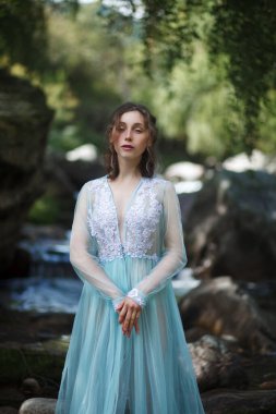 Deniz Kızının Hikayesi. Nymph Nehri 'nin Hikayesi. Nehir kenarındaki mavi elbiseli kız. Altai 'de fotoğraf çekimi