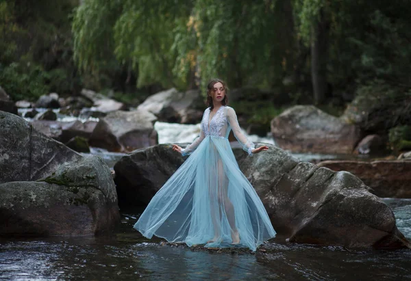 マーメイドの物語 ニンフ川の物語 川のそばの青いドレスの少女 アルタイでの写真撮影 — ストック写真