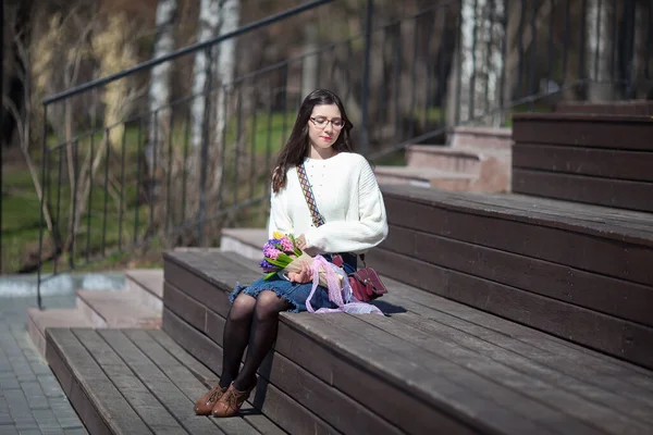 Beautiful Girl Walks Bouquet Spring Flowers Promenade Bouquet Hyacinths — Stock Photo, Image