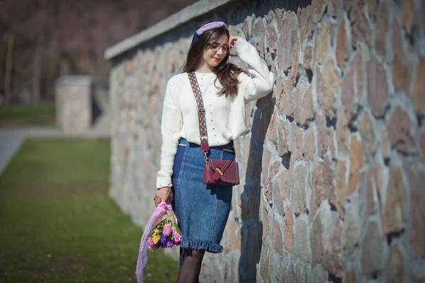 Bela Menina Caminha Com Buquê Flores Primavera Longo Passeio Buquê — Fotografia de Stock