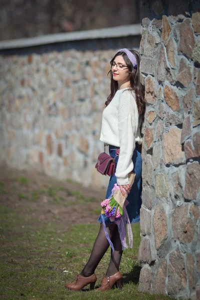 Bela Menina Caminha Com Buquê Flores Primavera Longo Passeio Buquê — Fotografia de Stock