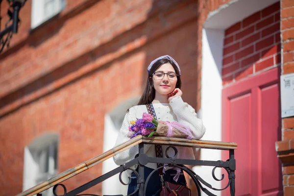 Bela Menina Caminha Com Buquê Flores Primavera Longo Passeio Buquê — Fotografia de Stock