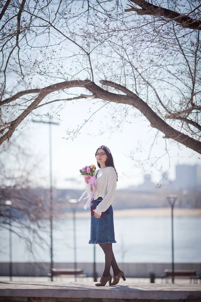 Belle Fille Marche Avec Bouquet Fleurs Printemps Long Promenade Bouquet — Photo