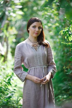 Acı elbiseli güzel kız.