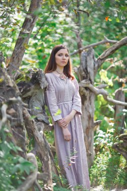 Acı elbiseli güzel kız.