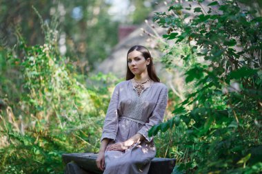 Acı elbiseli güzel kız.