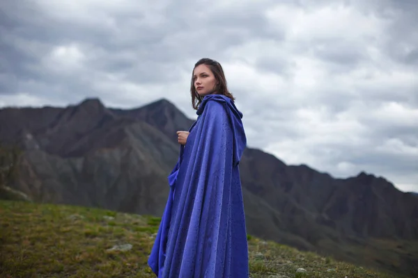 Een Meisje Een Prachtige Blauwe Jurk Wandelt Bergen — Stockfoto