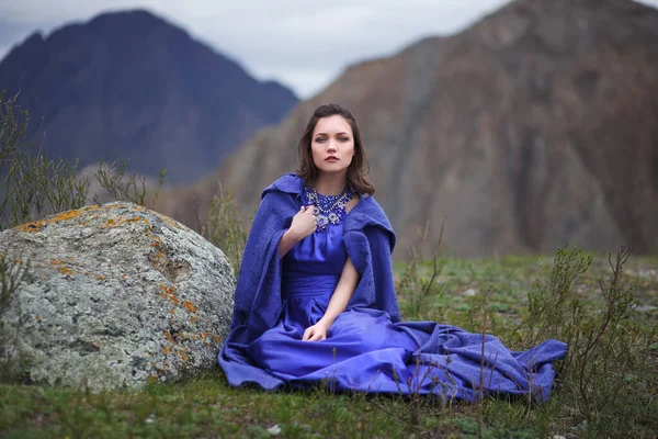 Una Ragazza Magnifico Abito Blu Cammina Montagna — Foto Stock