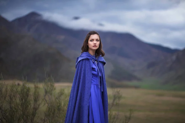 Een Meisje Een Prachtige Blauwe Jurk Wandelt Bergen — Stockfoto